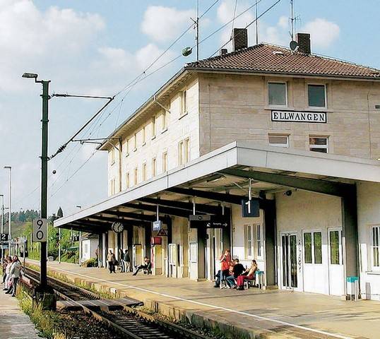 Foto von Gleis 2 auf das Bahnhofsgebäude des Bahnhofs Ellwangen an der Jagst
