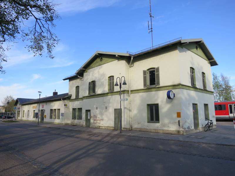 Empfangsgebäude des Bahnhofs Bobingen von der Straßenseite