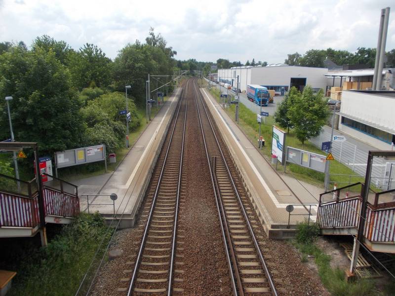 Chemnitz-Schönau railway station, view from the pedestrian bridge towards Zwickau