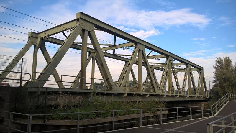 Railway bridge including bycicle and pedestrian path next to it.