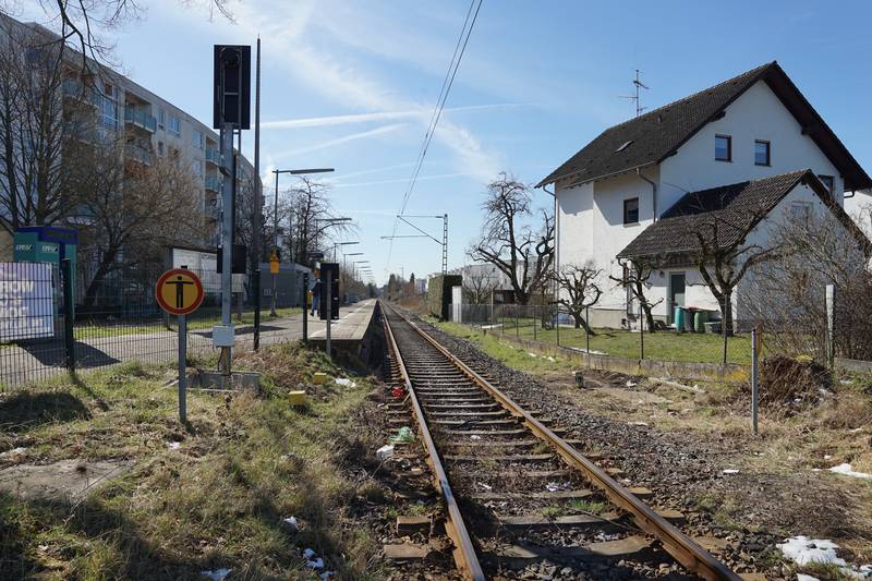 Train station Frankfurt-Sossenheim as seen from the level crossing at Sossenheimer Weg