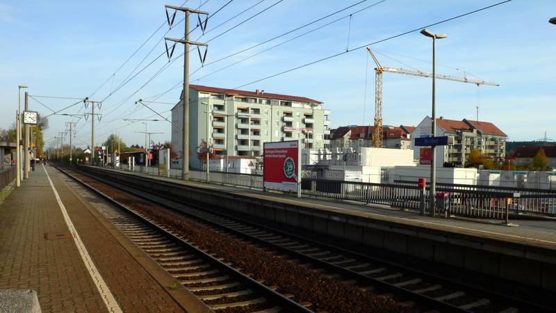 Haltepunkt Nürnberg-Rehhof, Blick auf den Bahnsteig Richtung Lauf (links Pegnitz)