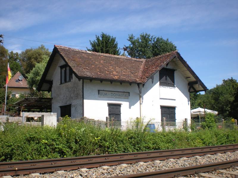Ehemaliges Empfangsgebäude des stillgelegten Bahnhofs Ulm-Donautal