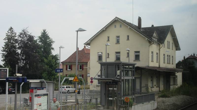 Das Empfangsgebäude des Bahnhofs Laupheim West.