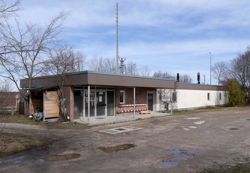 Empfangsgebäude des Bahnhofs München-Freiham von der Straßenseite