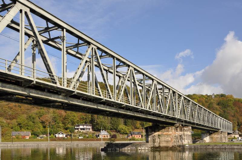Anseremme (Belgium): railway bridge crossing the Meuse