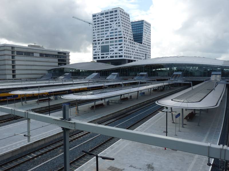 Utrecht Centraal gezien vanaf de voetgangersbrug