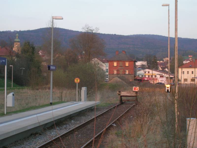 neuer Haltepunkt und alter Bahnhof in Waldmünchen, April 2009