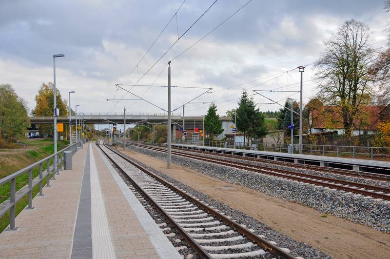 Bahnhof Langhagen - Oktober 2013 - Bahnsteige.jpg