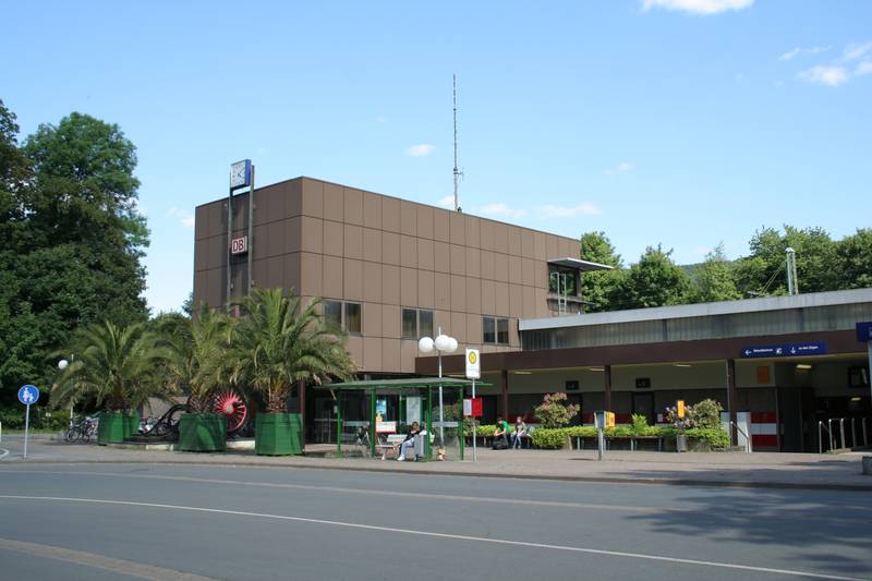 Bahnhofsgebäude und -vorplatz in Bad Pyrmont