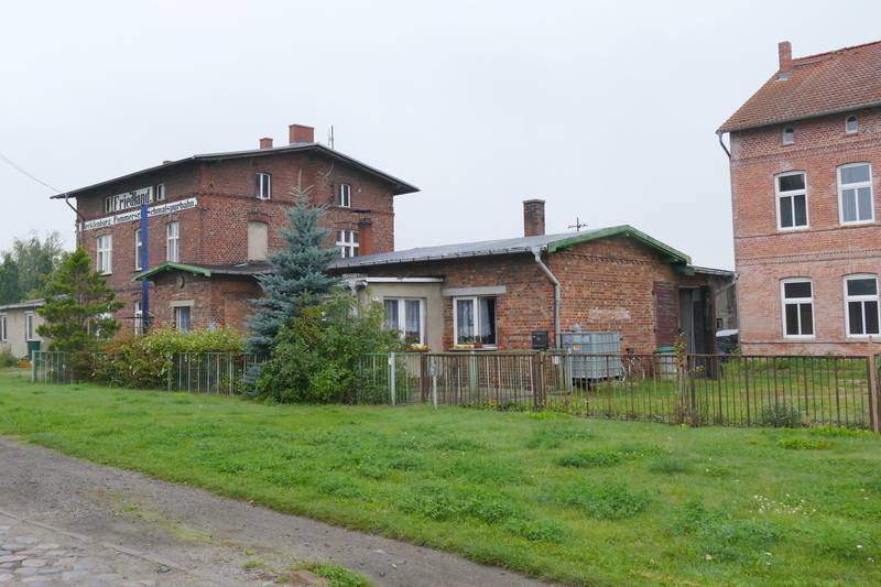 Friedland Mecklenburg Bahnhof MPSB Empfangsgebäude Nordost.JPG