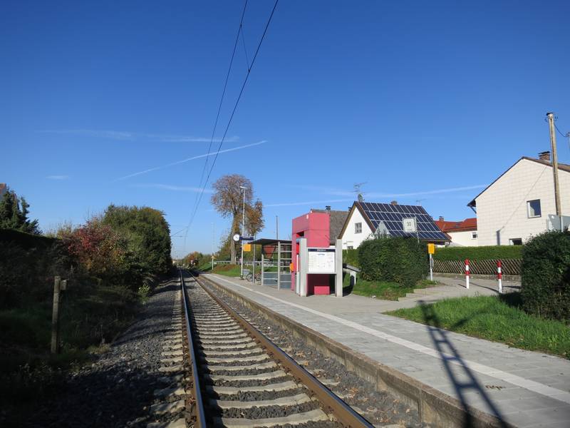 Seitenbahnsteig des Haltepunkts Merching an der Ammerseebahn