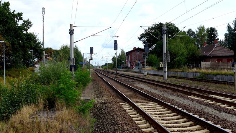 Bahnhof, Geleise und Signale in Wieren, Landkreis Uelzen. Aufnahmedatum 2016-09.