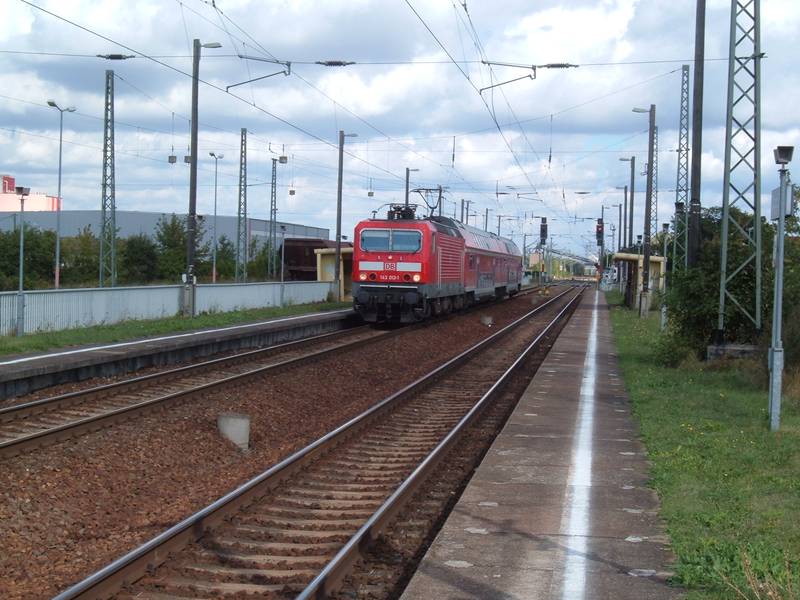 143 013 auf der "S-Bahn" zwischen Erfurt und Sömmerda. Bahnhof Erfurt Ost, September 2012.