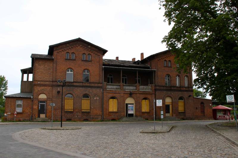 Bahnhof Gommern, Strßenseite