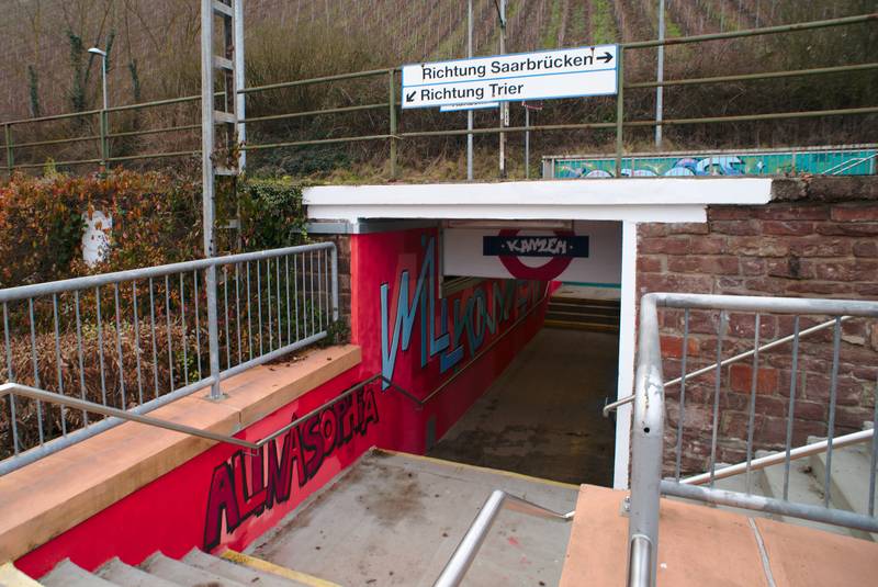 Unterführung zum Bahnsteig des Bahnhof in Kanzem. In der Unterführung befindet sich Graffiti.