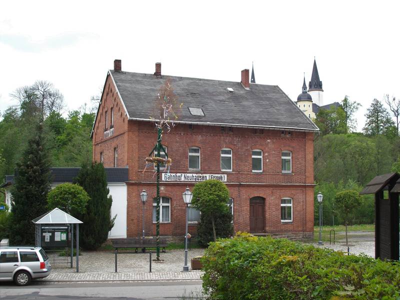 Bahnhof Neuhausen, Empfangsgebäude mit Maibaum (2019)