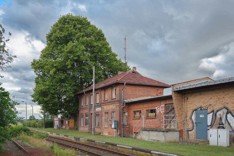 Blick auf das Empfangsgebäude des Haltepunktes Nossentin.