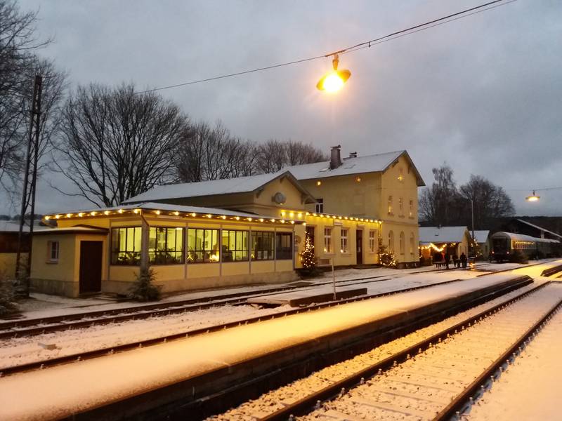 Empfangsgebäude des Bahnhofs Schlettau (Erzgeb) im Januar 2018, Blick Richtung Osten.