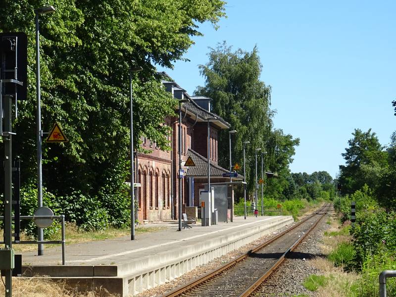 Bahnhof Neubukow, Gleisseite mit Bahnsteig, Blick vom Bahnübergang
