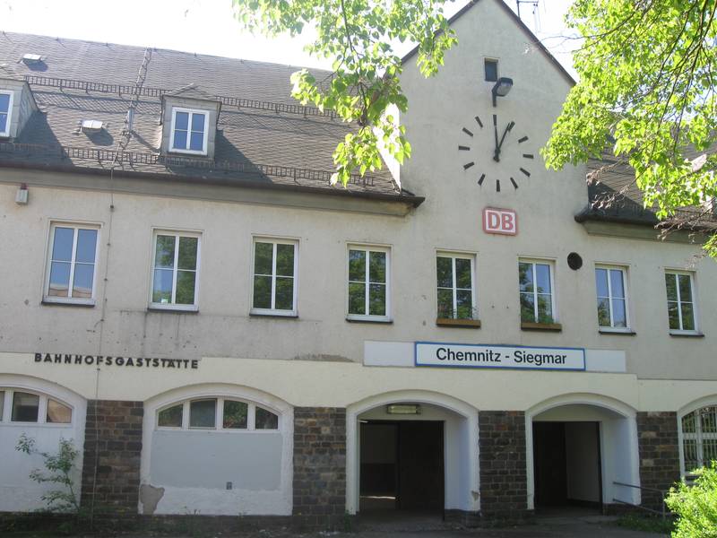 Bahnhof Chemnitz-Siegmar mit Eingang zu den Bahnsteigen.