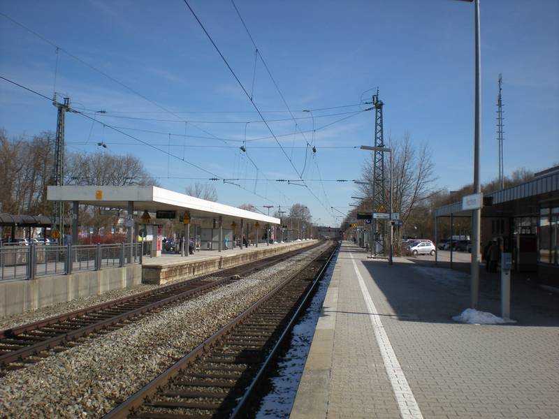 Bahnsteige des Münchner S-Bahnhofs Puchheim