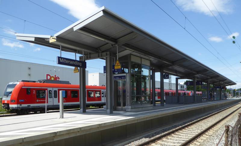 München, Bahnhof Mittersendling. Von außerhalb des Bahngeländes fotografiert.
