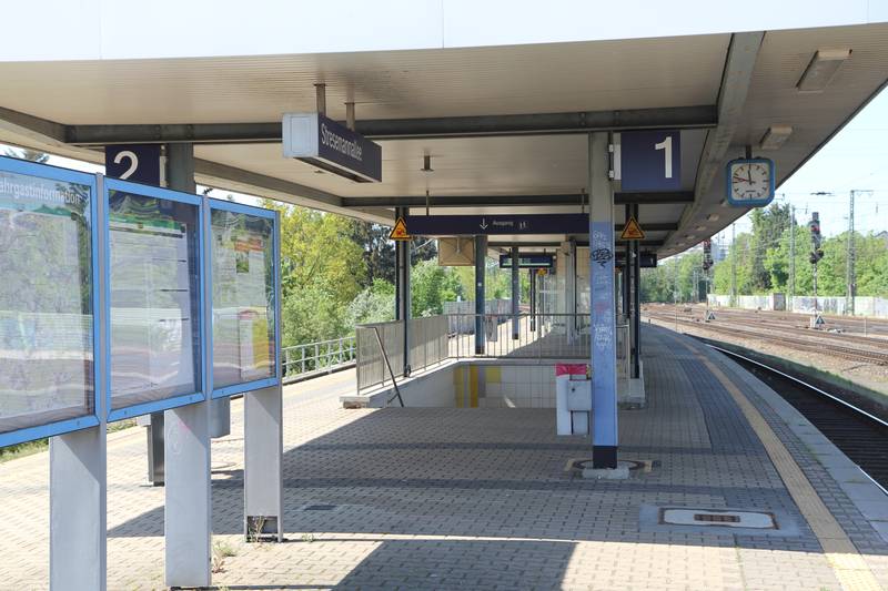 Verkehrsstation Frankfurt Stresemannallee: S-Bahn, Tram, und Bus