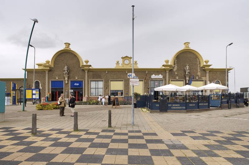 NS-Station: Overzicht van de voorgevel met terras.