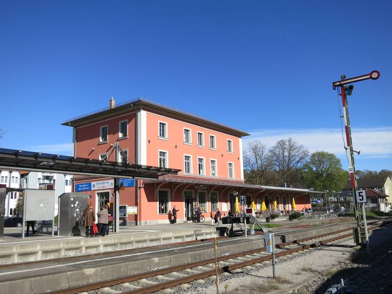 Empfangsgebäude des Bahnhofs Landsberg (Lech) von der Gleisseite, rechts ein Formsignal