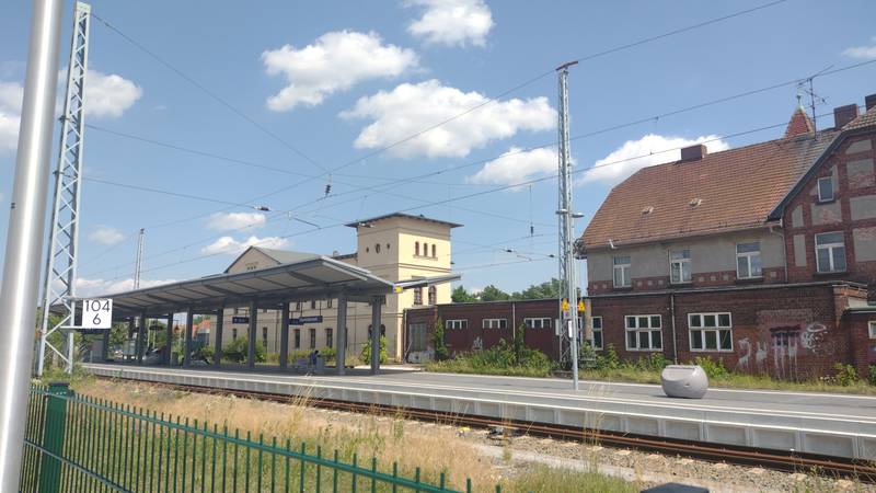 The platform of bahnhof Eisenhhüttenstadt, with a part of the station building behind it.