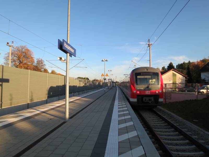 Bahnsteig des Bahnhofs Haspelmoor mit Coradia Continental (Baureihe 440) des Fugger-Express