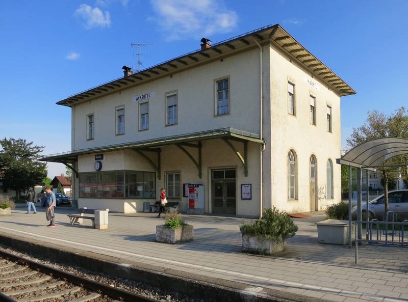 Empfangsgebäude des Bahnhofs Marktl von der Gleisseite