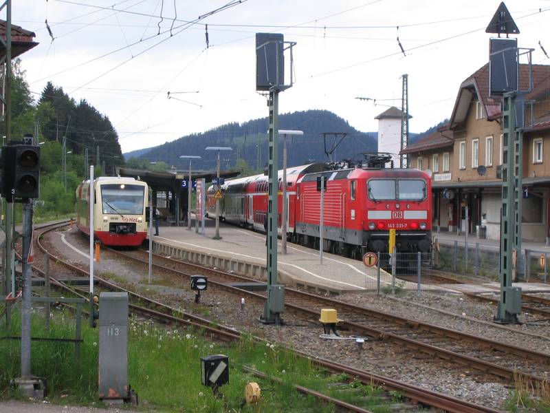 Höllentalbahn: Regionalbahn aus Freiburg trifft Ringzug am Bahnhof Neustadt (Schwarzwald)