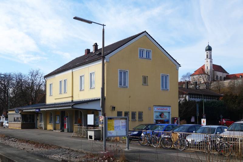 Schongau Bahnhofsgebäude, im Hintergrund Stadtmauer und Heilig-Geist-Kirche.jpg