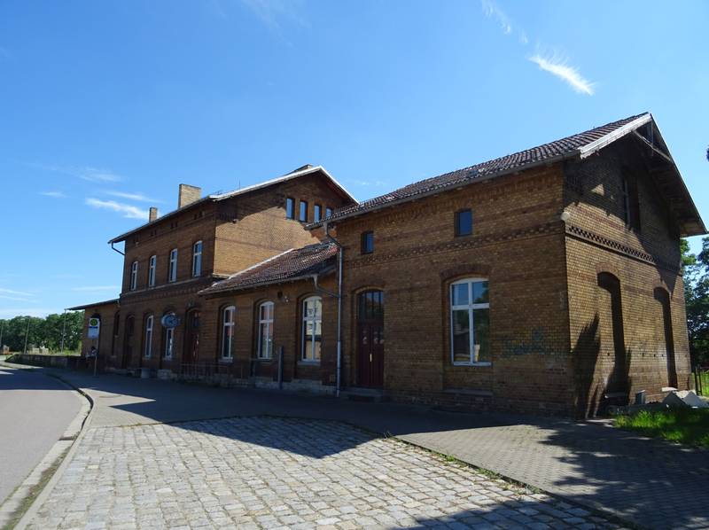 Bahnhof Dommitz,  Empfangsgebäude und Vorplatz