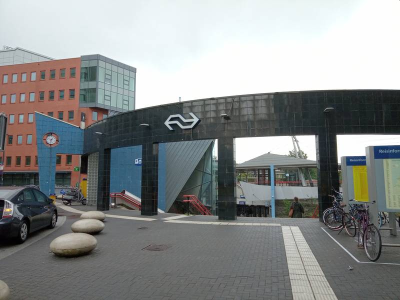 De voorkant van station Utrecht Overvecht, met links een glijbaan.