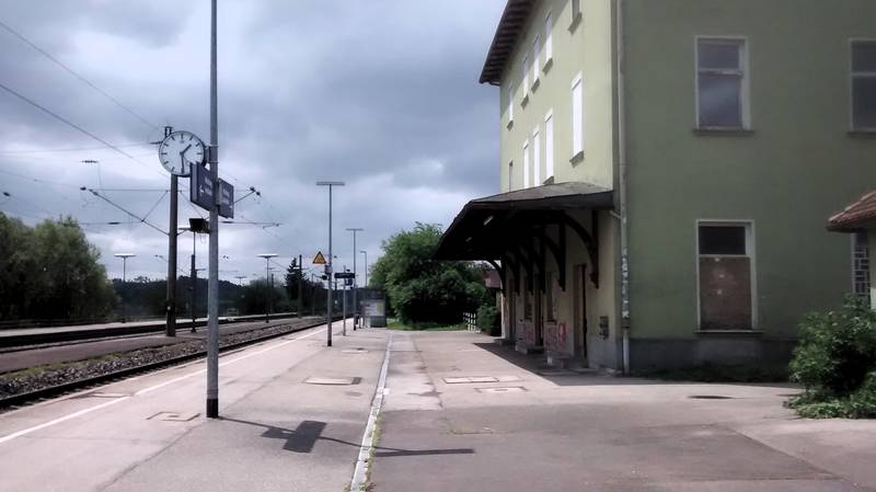 Bahnhof Dombühl mit Bahnhofsgebäude, Blick nach Südwesten; Mai 2016