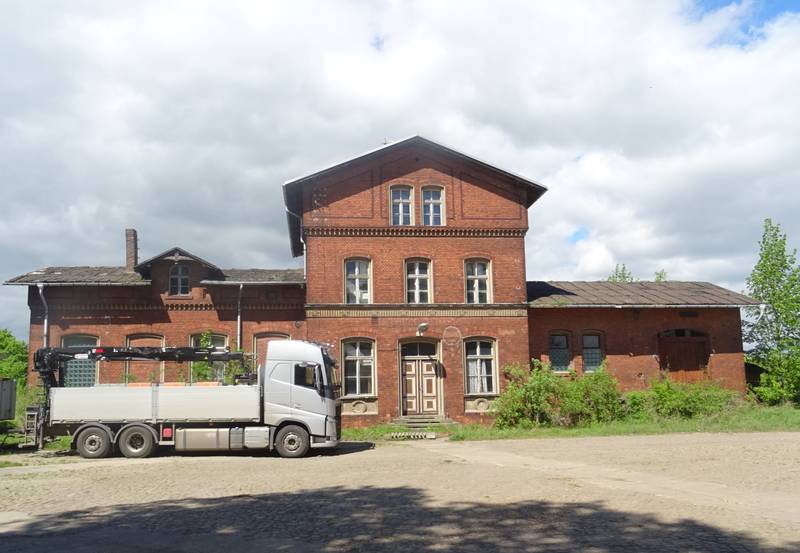 ehemaliger Bahnhof Neugattersleben, Kulturdenkmal, Empfangsgebäude, Vorplatz
