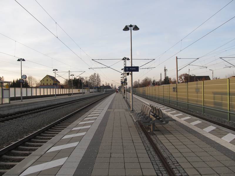 Bahnsteige des Bahnhofs Mering
