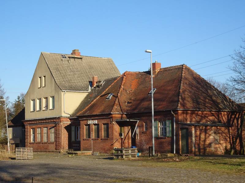 Bahnhof Güsen (Kr Genthin), Empfangsgebäude des Kleinbahnhofs, Seite zu den Gleisen und dem Vorplatz