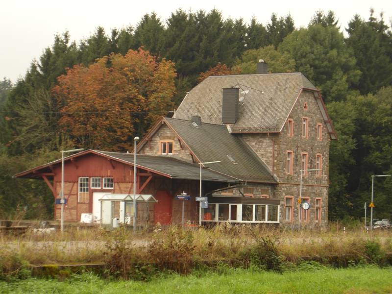 Bahnhofgebäude und Lagerschuppen