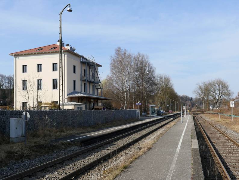 Bahnsteige des Bahnhofs Rott (Inn), links das Empfangsgebäude.