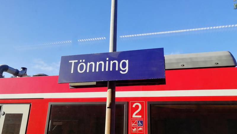 Bahnhofsschild Tönning
