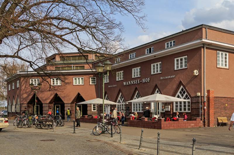 Das Empfangsgebäude des Bahnhofs Berlin-Wannsee am Gustav-Hartmann-Platz