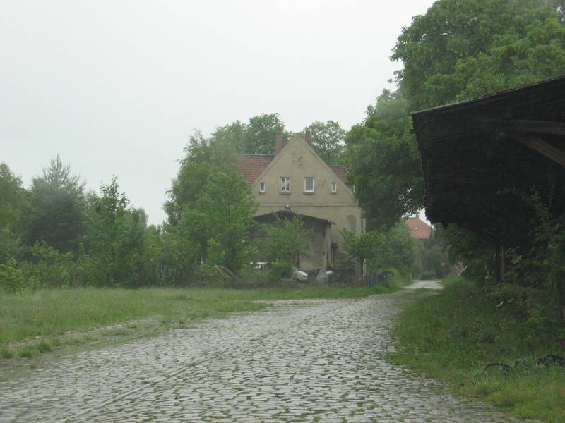 Bahnhof Stoetze, die Gleise verlaufen links vom Gebäude