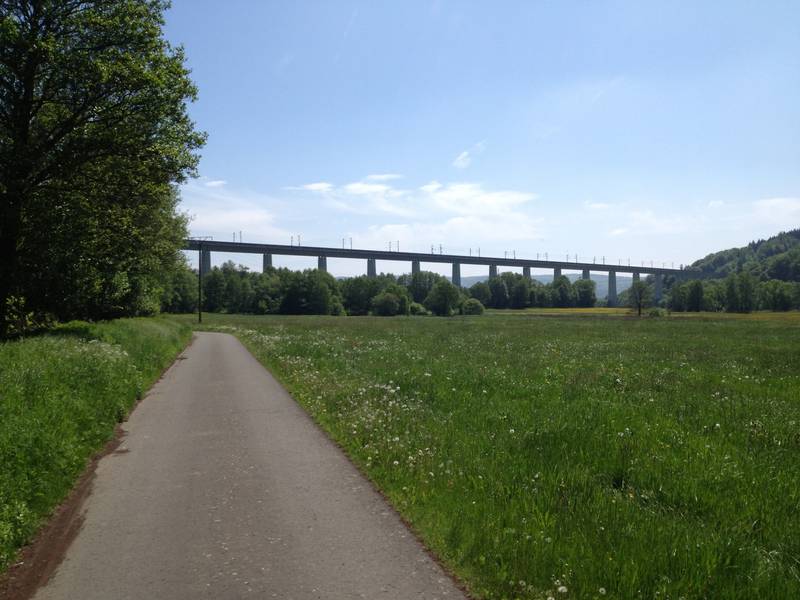 Die Aula-Talbrücke vom Bahnradweg Rotkäppchenland aus