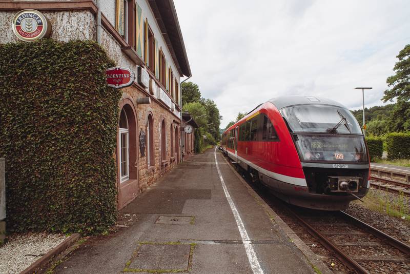 Der Bahnhof Würzbach (Saar) mit stehendem Zug.