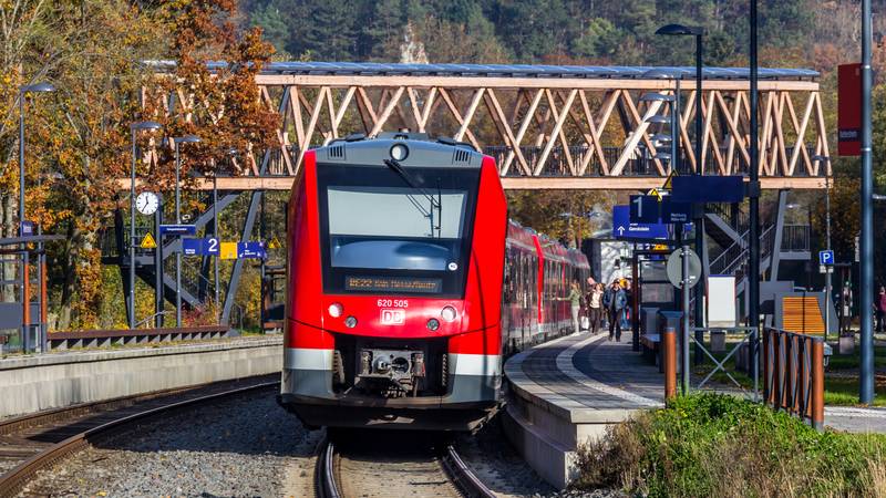 Der RE 22 (Fahrtrichtung Köln Messe/Deutz) im modernisierten Bahnhof Nettersheim, Eifel