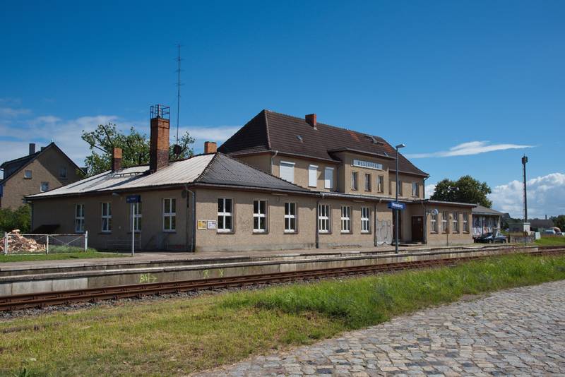 Blick auf das Empfangsgebäude vom Bahnhof Wesenberg, Blickrichtung Mirow.